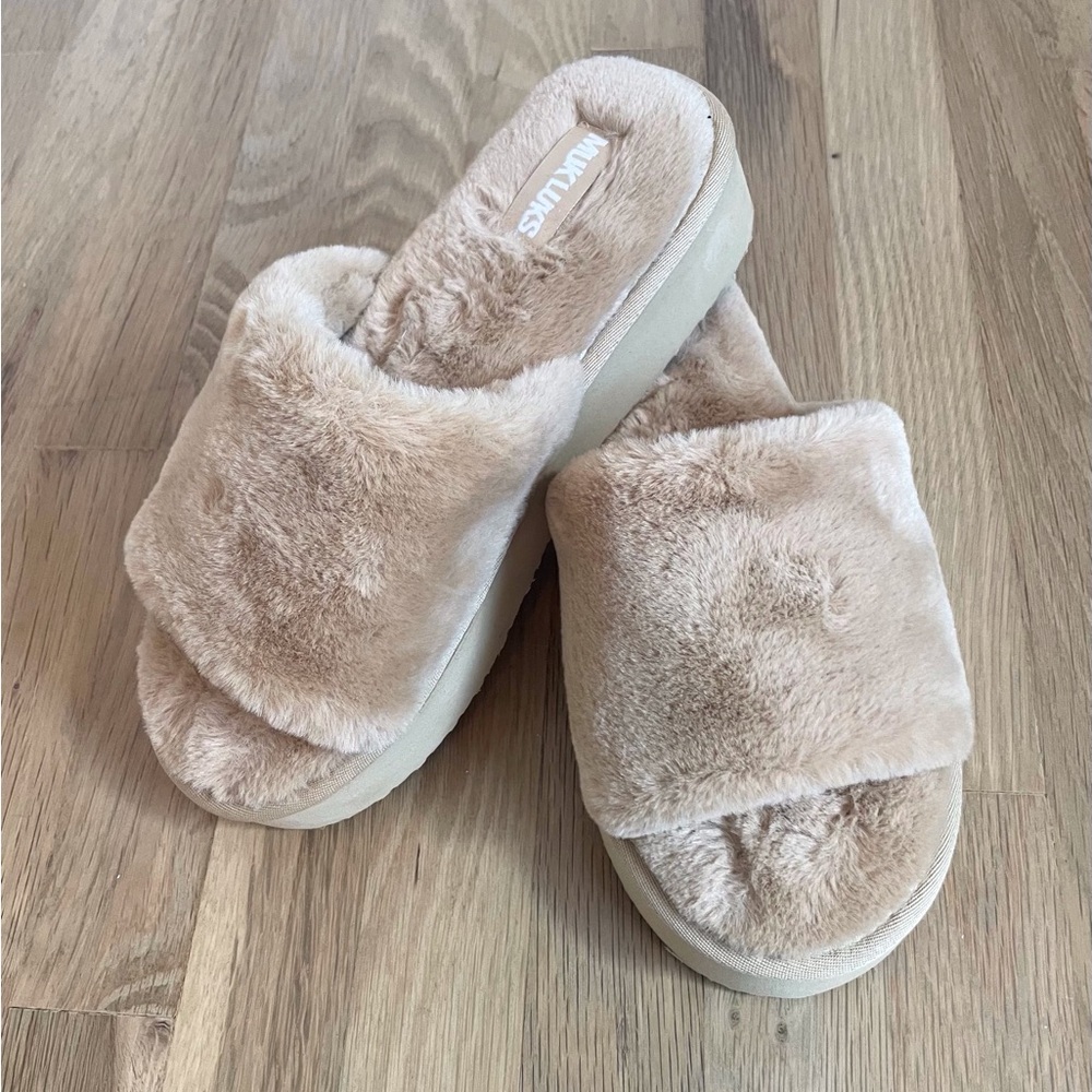 Muk Luks Tan Plush Slide Slippers Women’s Size 7-8 NWOT